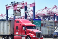 Bốc dỡ hàng hóa tại cảng Long Beach, bang California, Mỹ. (Ảnh: AFP/TTXVN)