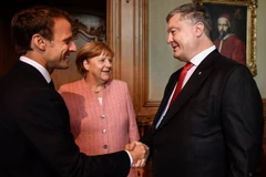 Cuộc họp ba bên của Tổng thống Pháp Emmanuel Macron (trái) và Tổng thống Ukraine Petro Poroshenko (phải) và Thủ tướng Đức Angela Merkel (giữa). (Nguồn: Unian)