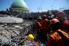 Lực lượng cứu hộ làm nhiệm vụ tại hiện trường đổ nát sau động đất tại Bắc Lombok, Indonesia ngày 8/8. (Ảnh: THX/TTXVN)