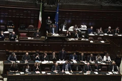 Thủ tướng Italy Giuseppe Conte (giữa) phát biểu tại một cuộc họp Hạ viện ở Rome. (Ảnh: AFP/TTXVN)