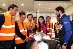 Đoàn công tác tỉnh Vĩnh Phúc đi thăm nhà máy sản xuất của Piaggio tại Italy. (Ảnh: Huy Thông/TTXVN)