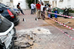 Cảnh đổ nát tại tại Sderot, Israel sau vụ nã rocket của phiến quân từ Dải Gaza ngày 9/8. (Ảnh: AFP/TTXVN)