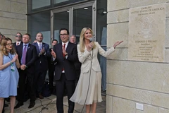 Bộ trưởng Tài chính Mỹ Steve Mnuchin (giữa, trái) và con gái Tổng thống Mỹ, cô Ivanka Trump (phải) chính thức khai trương Đại sứ quán Mỹ tại Jerusalem ngày 14/5. (Nguồn: AFP/TTXVN)
