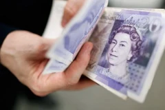 [Video] Anh tuyên bố kết thúc một thập kỷ "thắt lưng buộc bụng"