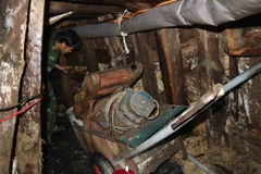 Máy móc, thiết bị của nhóm khai thác thiết bỏ lại trong hầm. (Ảnh: nguyễn Dũng/TTXVN)