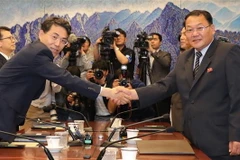 Thứ trưởng Giao thông Hàn Quốc Kim Jeong-ryeol (trái) và người đồng cấp Triều Tiên Kim Yun-hyok tại cuộc họp về kết nối và hiện đại hóa đường sắt xuyên biên giới tại làng đình chiến Panmunjom ngày 26/6. (Ảnh: Yonhap/TTXVN)