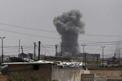 Khói bốc lên sau một cuộc không kích tại Syria. (Nguồn: TASS/TTXVN)
