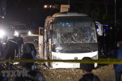 Lực lượng chức năng điều tra tại hiện trường vụ đánh bom xe khách ở quận Haram, tỉnh Giza, Ai Cập tối 28/12/2018. (Nguồn: AFP/TTXVN)