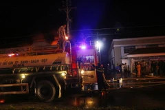 Lực lượng cứu hỏa nỗ lực dập tắt đám cháy. (Ảnh: Thanh Liêm/TTXVN)