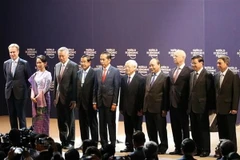 Tổng Bí thư Nguyễn Phú Trọng (thứ năm, từ phải sang), Thủ tướng Nguyễn Xuân Phúc (thứ tư, từ phải sang), Chủ tịch sáng lập WEF Klaus Schwab (thứ ba, từ phải sang) và các trưởng đoàn tham dự hội nghị chụp ảnh chung. (Ảnh: Lâm Khánh/TTXVN)