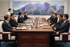 Phái đoàn Hàn Quốc (phải) và Triều Tiên (trái) tại cuộc đàm phán cấp cao liên Triều ở làng đình chiến Panmunjom ngày 1/6. (Nguồn: Kyodo/TTXVN)