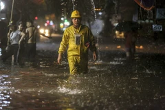 Chợ nhà Xanh bị ngập sâu trong nước. (Ảnh: Minh Sơn/TTXVN)