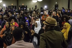 Những người ủng hộ một ứng viên Đảng Dân chủ chờ kết quả bầu cử Quốc hội giữa nhiệm kỳ tại Minneapolis, Minnesota ngày 6/11/2018. (Ảnh: AFP/TTXVN)