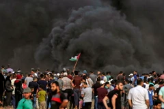 Khói bốc lên từ những lốp xe do người biểu tình Palestine đốt gần khu vực biên giới Israel và Dải Gaza ngày 13/7. (Ảnh: AFP/TTXVN)