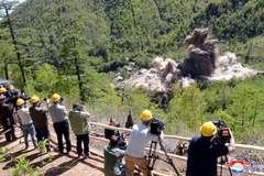 Hình ảnh các vụ nổ trong quá trình dỡ bỏ bãi thử hạt nhân Punggye-ri ở tỉnh Bắc Hamgyong ngày 24/5. (Nguồn: Yonhap/TTXVN)