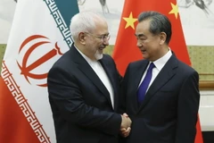 Ngoại trưởng Trung Quốc Vương Nghị (phải) và Ngoại trưởng Iran Mohammad Javad Zarif trong cuộc gặp tại Bắc Kinh, Trung Quốc ngày 13/5. (Ảnh: AFP/TTXVN)