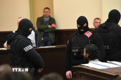 Đối tượng Salah Abdeslam (phải) tại phiên tòa ở Brussels, Bỉ ngày 5/2. (Nguồn: AFP/TTXVN)