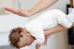 Cứu trẻ bị hóc dị vật: Người lớn chỉ có 4 phút vàng ngọc!