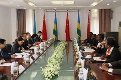 Ngoại trưởng Trung Quốc Vương Nghị (thứ 3, trái) và người đồng cấp Rwanda Louise Mushikiwabo (thứ 3, phải) tại cuộc gặp ở Kigali, Rwanda ngày 13/1. (Nguồn: THX/TTXVN)