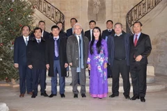 Đoàn chụp ảnh lưu niệm với đại diện lãnh đạo vùng Normandie (miền Tây-Bắc nước Pháp). (Ảnh: Toàn Trí/TTXVN)