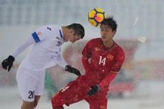 Pha tranh bóng giữa cầu thủ Uzbekistan với 