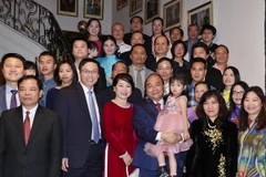 Thủ tướng Nguyễn Xuân Phúc và Phu nhân với cán bộ, nhân viên Đại sứ quán và đại diện cộng đồng người Việt Nam tại Bỉ. (Ảnh: Thống Nhất/TTXVN)