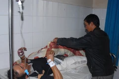 Lâm Đồng: Hỗ trợ người bị nạn trong vụ xe lao xuống vực