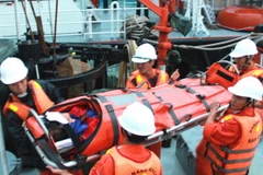 Kịp thời đưa ngư dân trên tàu cá bị đau ruột thừa vào bờ điều trị