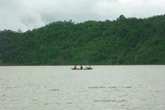 Lật xuồng trên hồ thủy điện, 2 cán bộ truy bắt lâm tặc bị mất tích