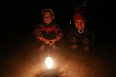 Trái ngang chuyện phải thắp đèn dầu ở chính nơi phát điện