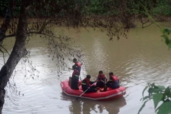 Lực lượng cứu hộ tỉnh Lâm Đồng tìm kiếm những người mất tích. (Ảnh: Chu Quốc Hùng/TTXVN)