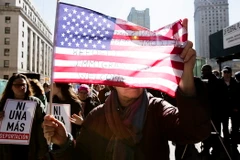 Người dân tham gia biểu tình phản đối lệnh cấm nhập cảnh mới của chính quyền Mỹ. (Nguồn: EPA/TTXVN)