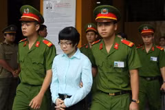 Bị cáo Huỳnh Thị Huyền Như bị đưa ra xét xử tại Tòa án Nhân dân Thành phố Hồ Chí Minh. (Ảnh: Thanh Vũ/TTXVN)