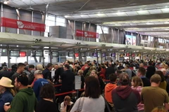 Hành khách xếp hàng chờ đợi kiểm tra an ninh tại sân bay Sydney, Australia. (Nguồn: EPA/TTXVN)