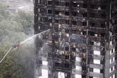 Tòa chung cư Grenfell Tower bị thiêu rụi trong vụ cháy. (Nguồn: AFP/TTXVN)