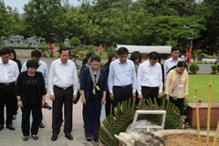 Chủ tịch Quốc hội Nguyễn Thị Kim Ngân đến đặt vòng hoa, dâng hương tưởng niệm các Anh hùng Liệt sỹ tại Nghĩa trang Hàng Dương. (Ảnh: Trọng Đức/TTXVN)