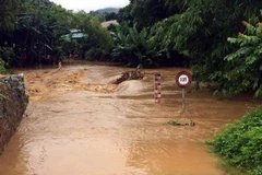 Lũ tràn qua đập tràn tại thị trấn Nà Phặc, huyện Ngân Sơn. (Ảnh: Đức Hiếu/TTXVN)