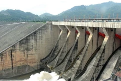 Cửa xả lũ Nhà máy Thủy điện Hòa Bình. (Ảnh: Vũ Hà/TTXVN)