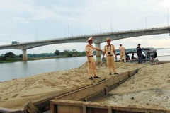 Tàu hút cát trái phép trên sông Thu Bồn. (Ảnh: Nguyễn Sơn/TTXVN)