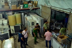 Kiểm tra, bắt giữ một kho điện tử cũ nhập lậu. (Ảnh: Tuấn Anh/TTXVN)