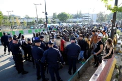 Cảnh sát di dời người nhập cư khỏi khu vực Chapelle, phía Bắc Paris, Pháp. (Nguồn: AFP/TTXVN)