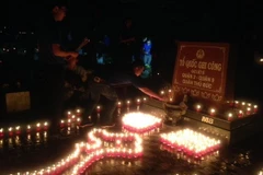 Thanh niên TTXVN thắp nến tri ân các Anh hùng, Liệt sỹ. (Nguồn: TTXVN)