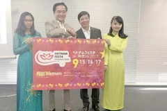 Đại sứ Việt Nam tại Nhật Bản Nguyễn Quốc Cường và Thống đốc Kuroiwa Yuji giới thiệu về Lễ hội Việt Nam tại tỉnh Kanagawa. (Ảnh: Thành Hữu/TTXVN)