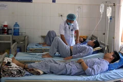 Bác sỹ Bệnh viện Đa khoa tỉnh Sơn La thăm khám và điều trị cho các bệnh nhân bị ngộ độc do ăn nấm. (Ảnh: Diệp Anh/TTXVN)