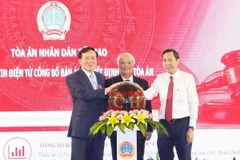 Các đại biểu tại lễ khai trương. (Ảnh: Doãn Tấn/TTXVN)