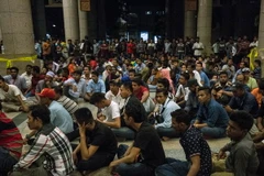 Lao động nước ngoài không có giấy tờ hợp pháp chờ đăng ký Chương trình E-Card. (Nguồn: EPA/TTXVN)