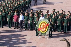 Đại tướng Ngô Xuân Lịch và đoàn công tác Quân ủy Trung ương dâng hương, hoa tại Đài tưởng niệm Thành Cổ Quảng Trị. (Ảnh: Quang Quyết/TTXVN)