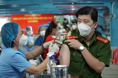 Một số quận huyện tại Thành phố Hồ Chí Minh tiến hành tiêm vaccine phòng COVID-19 liều bổ sung và nhắc lại cho lực lượng tuyến đầu. (Ảnh: Thu Hương/TTXVN) 