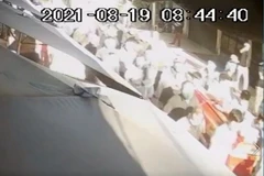 Dòng người đông đúc đi đưa tang. (Ảnh cắt từ clip). 