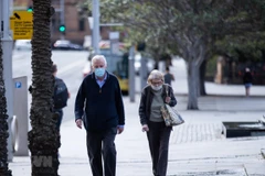 Người dân đeo khẩu trang phòng dịch COVID-19 tại Sydney, bang New South Wales, Australia. (Ảnh: THX/TTXVN)